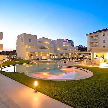 Marina & 4 Stelle S Aparthotel 3*